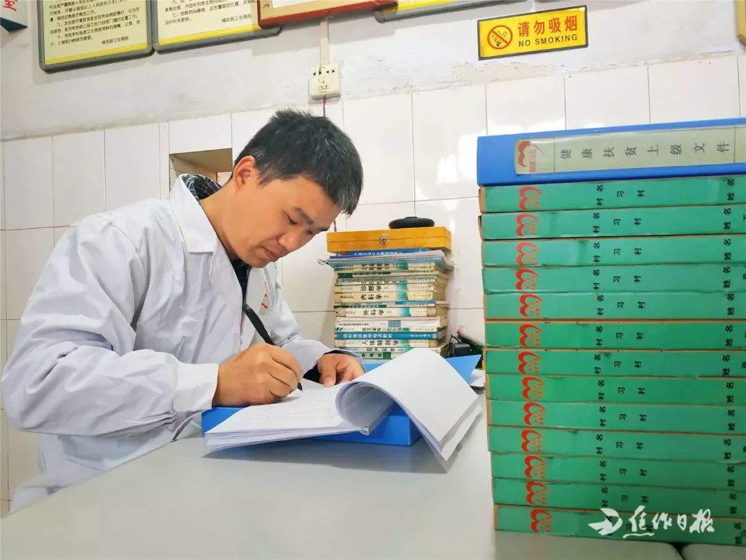 健康扶贫“父子兵”！乡亲们都能健健康康，就是这父子俩最大的心愿