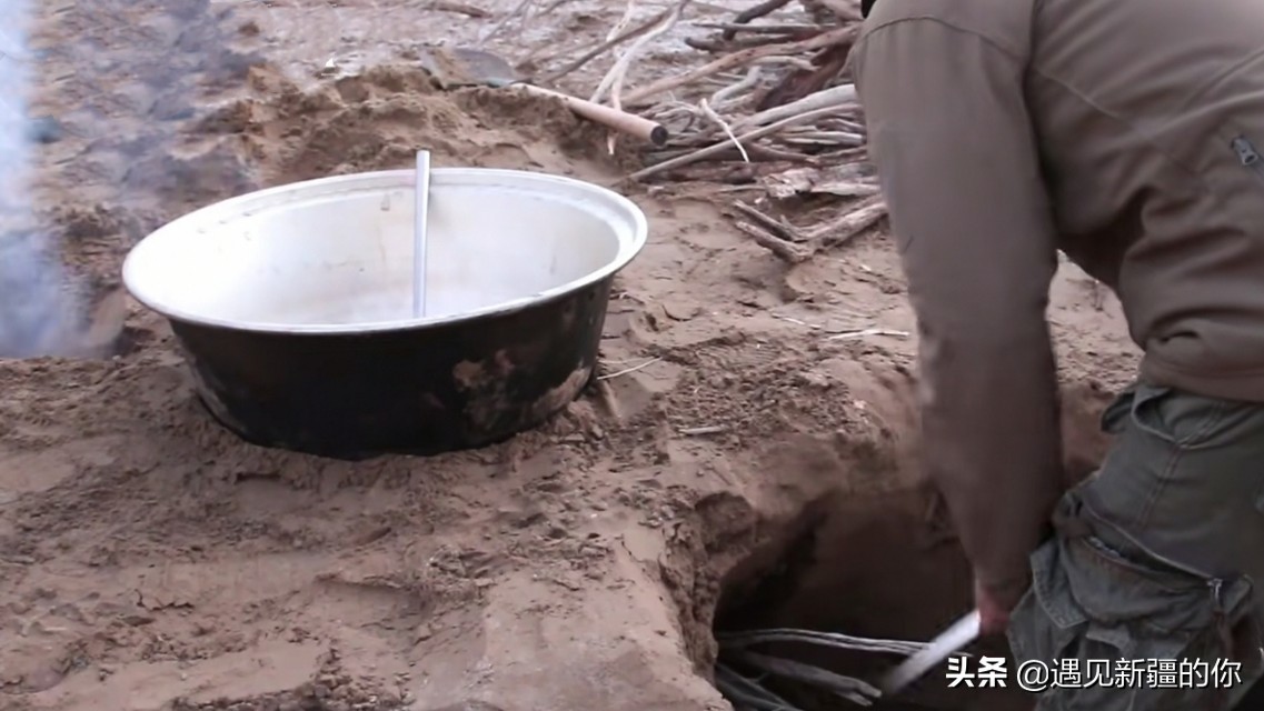 塔克拉玛干沙漠篝火晚会,六轮越野车穿越无人区