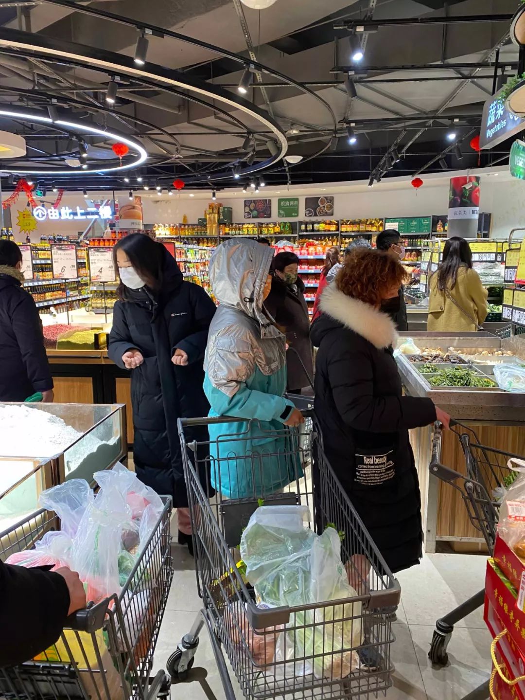 疫情下的县城夜晚照片真实,疫情时期农村的真实生活