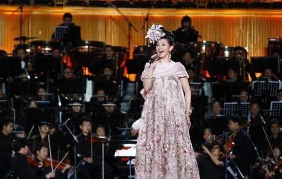 还记得唱《辣妹子》的*祖英宋**吗，她如今过得怎么样？