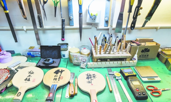 高管弃百万年薪成都开工作室定制乒乓球拍吸引国外客户