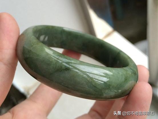 油青翡翠是什么颜色的好,油青种翡翠到底值不值钱