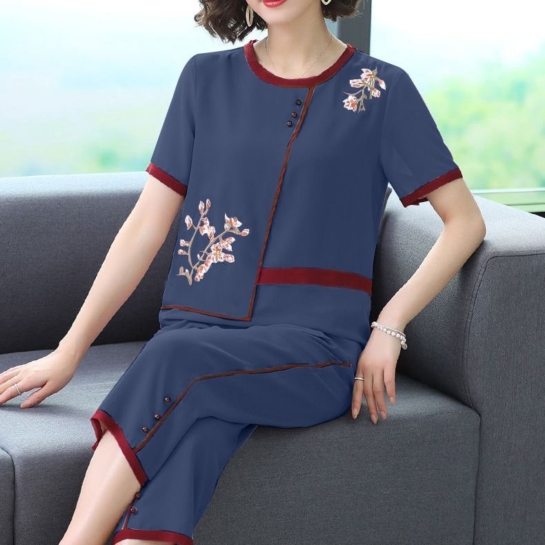 670后的婆婆妈妈们,肩宽腰粗别穿裙!穿新款大码衫,女人味十足