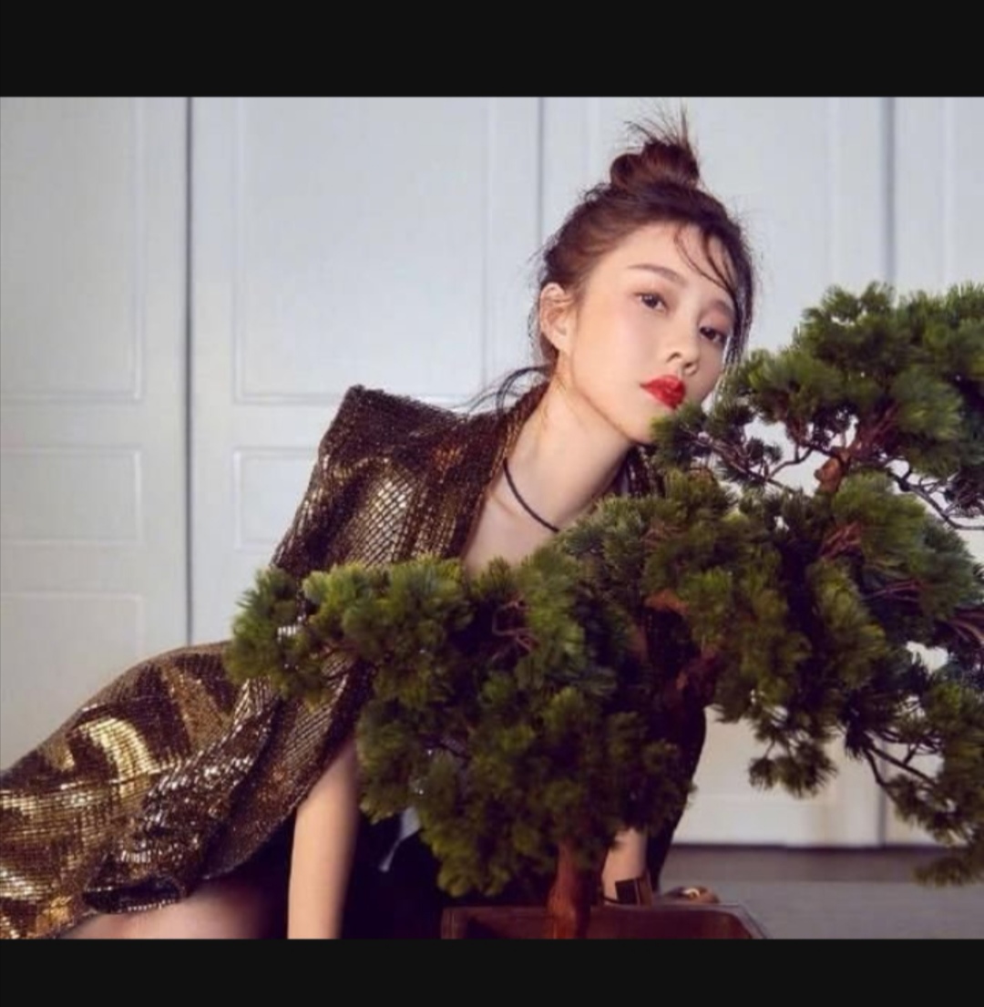 冯提莫坐在直播间里摇头晃脑,冯提莫直播间互动回放