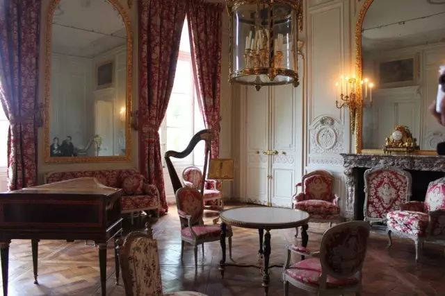 路易十五最著名的*妇情**：蓬巴杜夫人传奇一生