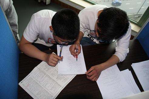 英语和数学哪门补课效果更好,老师补课好还是课外补习班好