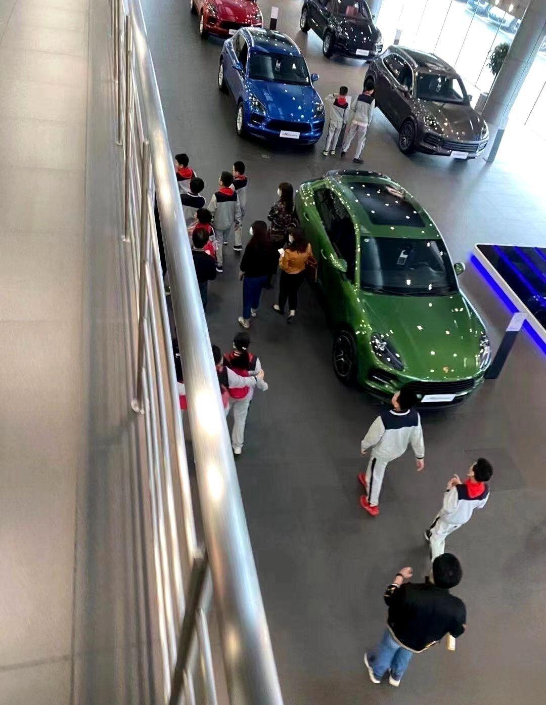 农村孩子在玩泥巴,农村的孩子在田里玩泥巴