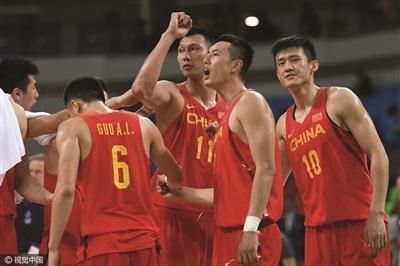 日本男篮比国足还狠！2混血2归化1本土组史上最强5虎，男篮小心了