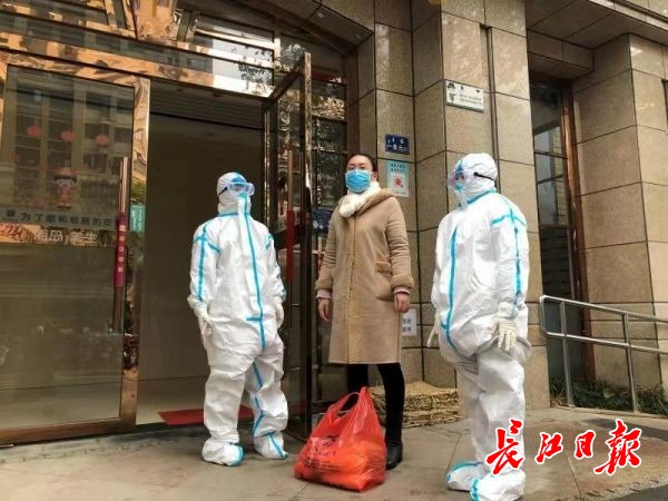 抗击疫情志愿者为居民买药,社区疫情防控一线群英谱