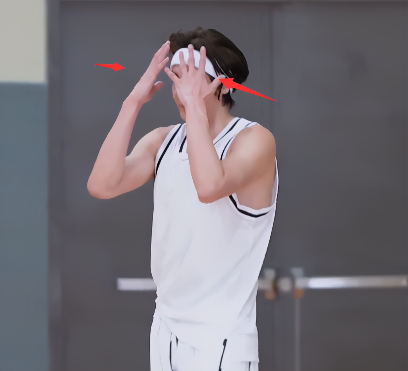 黄皓投篮砸到萧亚轩肚子，女神生气，小男友双手捂头像犯错小朋友