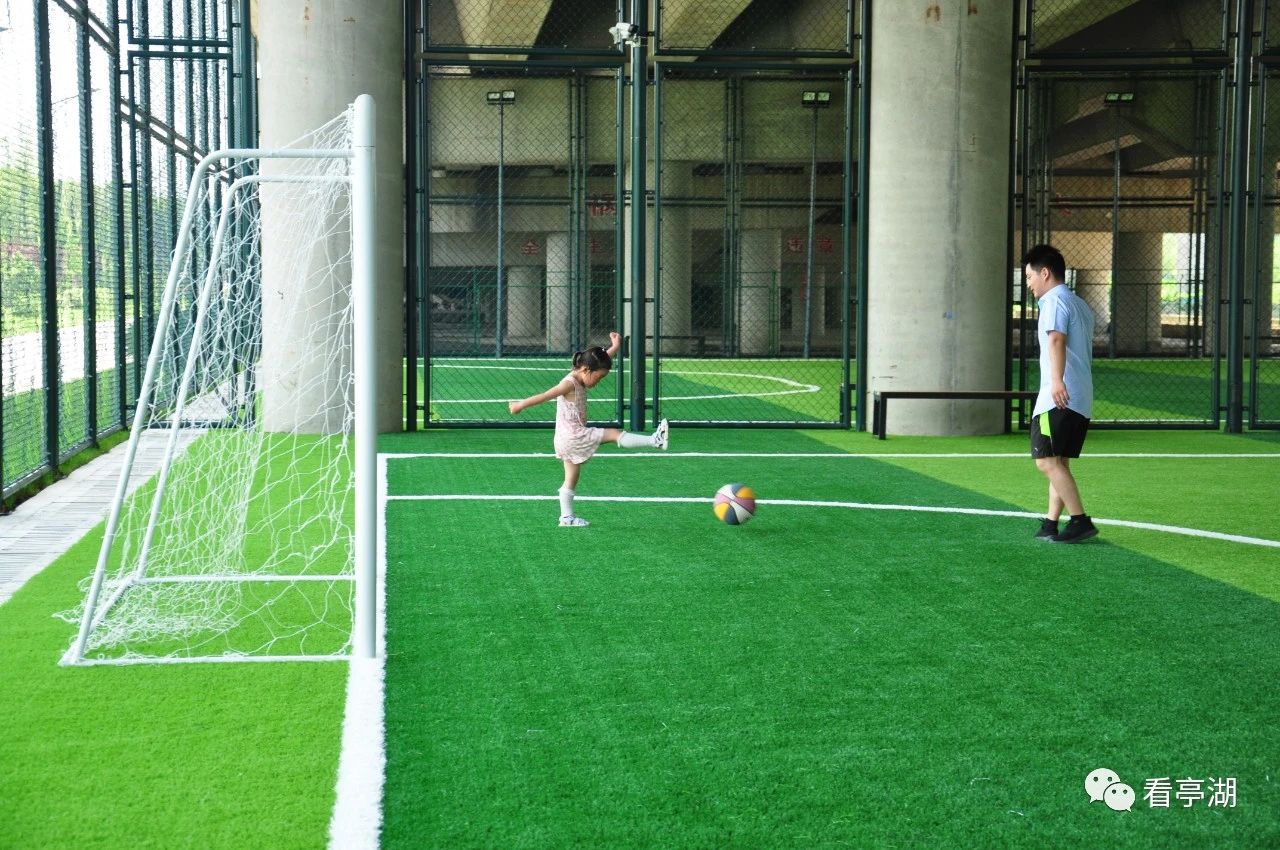 网红高架桥下篮球场,深圳人气爆棚的网红球场