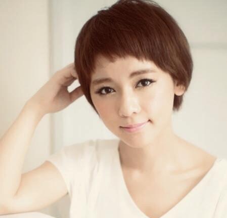 讨厌你闷热的刘海了吗，不妨改变一下它