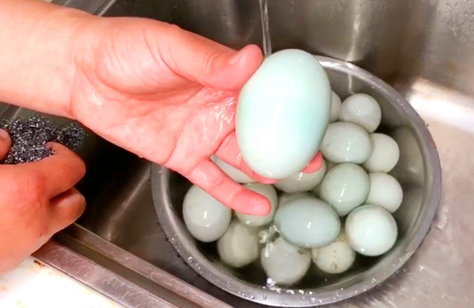 腌咸鸭蛋要不要十三香,腌咸鸭蛋要不要加花椒