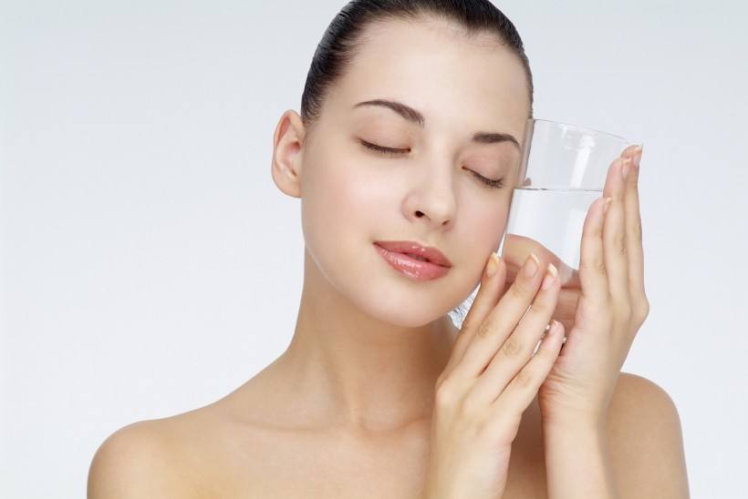 妹妹旁边长了个痘痘怎么办,三角区反复长痘痘