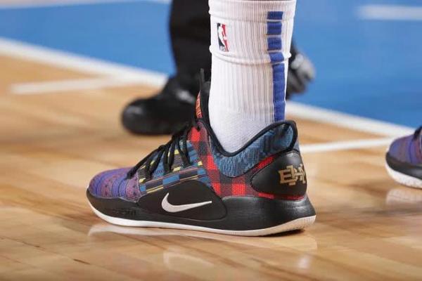 NBA黑人月配色球鞋