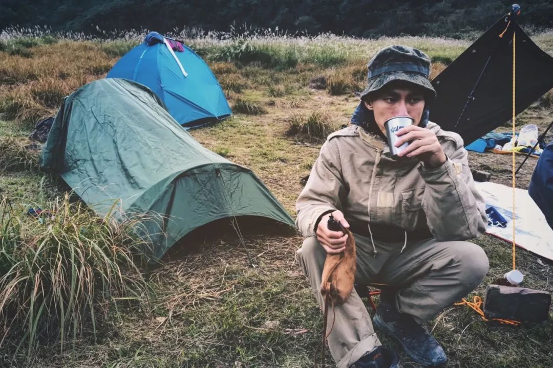 他把工作丢着，专找美景荒地吃饭：这是一天最好的时候