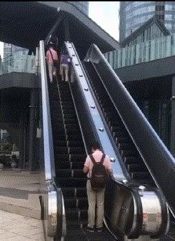 开心一刻gif下雨天,搞笑gif笑到肚子疼意外瞬间特辑