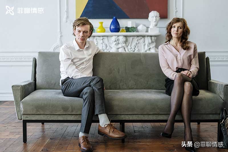 两个人在一起很尴尬没话题怎么办,两个人一起沟通不了怎么办