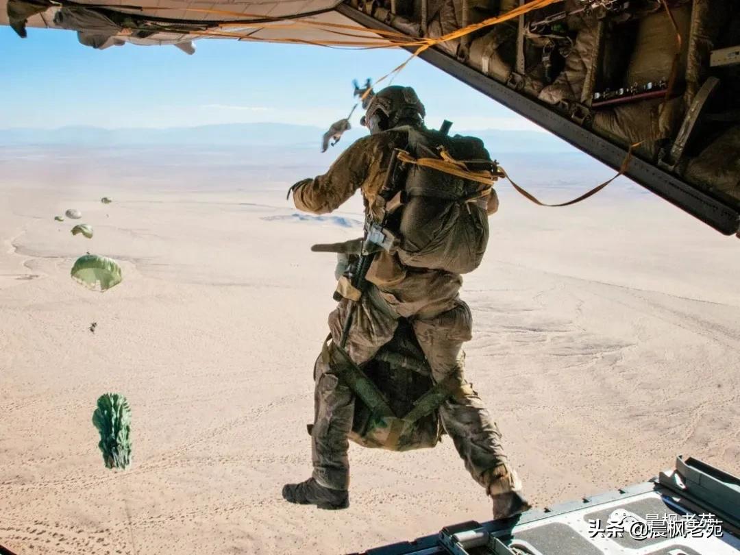 我军空降兵跳伞视频,解放军空降兵大规模跳伞