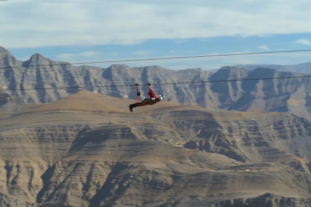 演艺圈里的职业赛车手,他是三个孩子的爸爸的英文怎么说