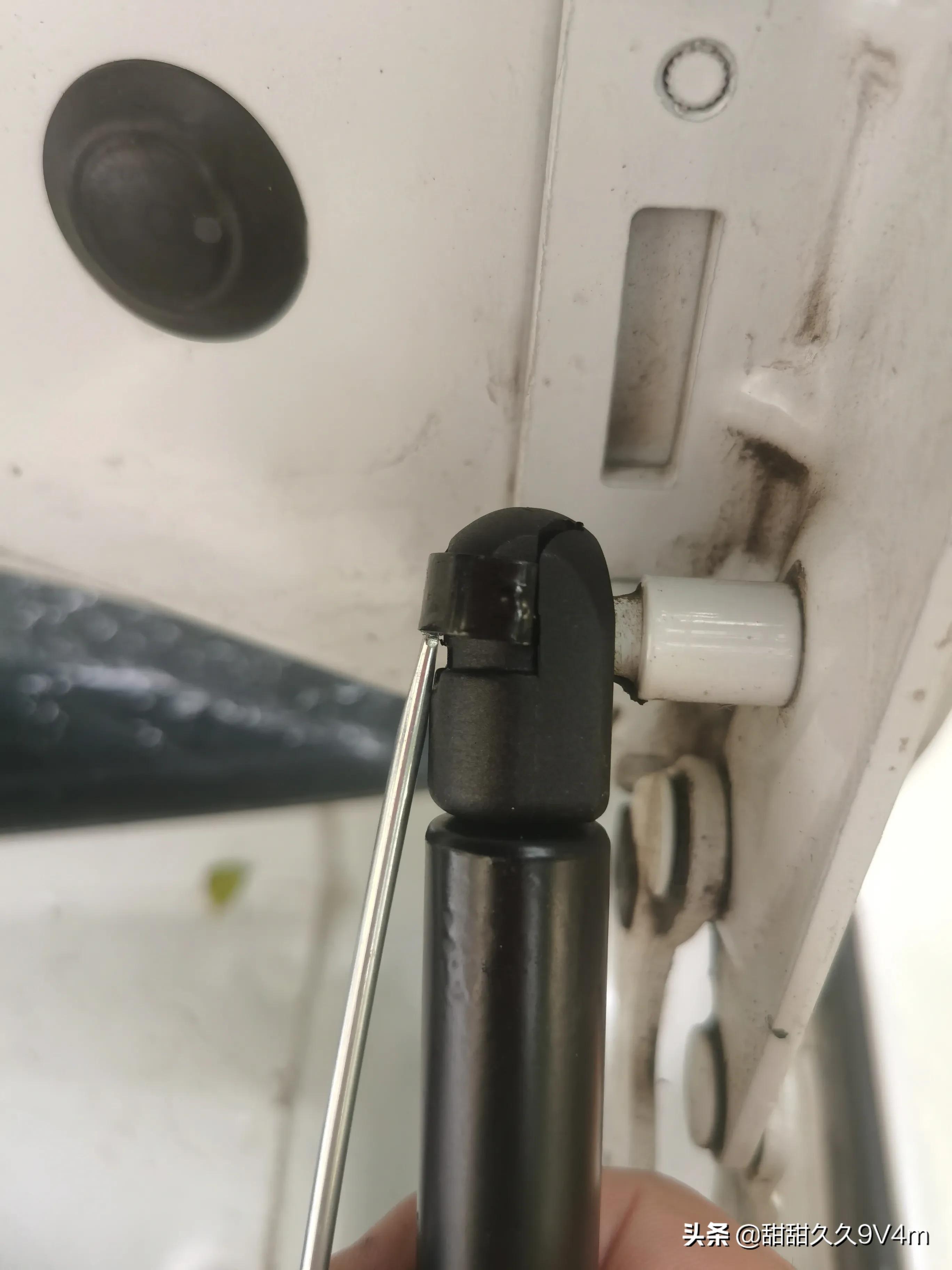 雪铁龙世嘉更换后备箱液压杆教程,雪铁龙世嘉2013三厢后备箱液压杆