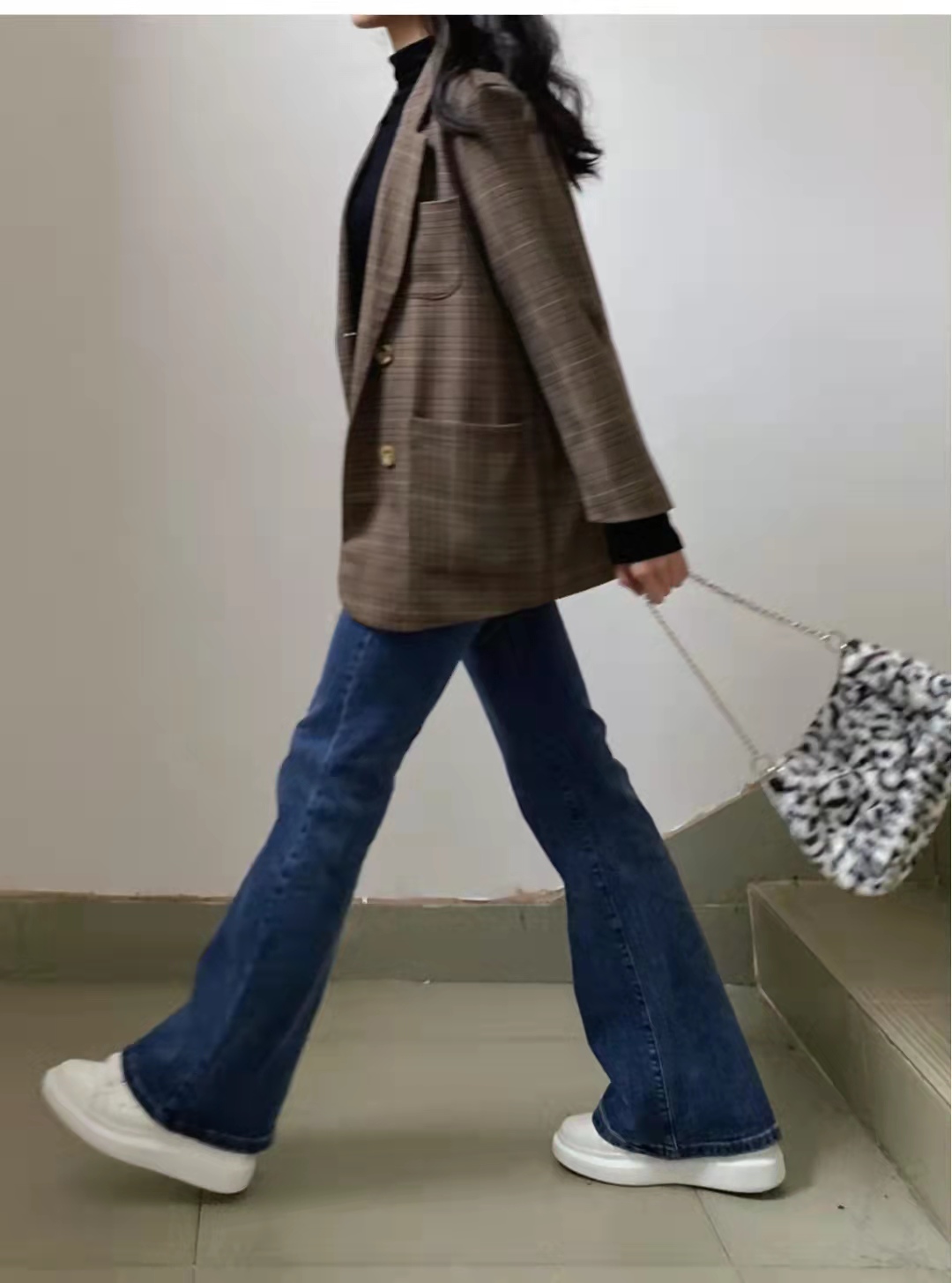 喇叭牛仔裤搭配卫衣好看吗,喇叭牛仔裤怎么搭配上衣和鞋