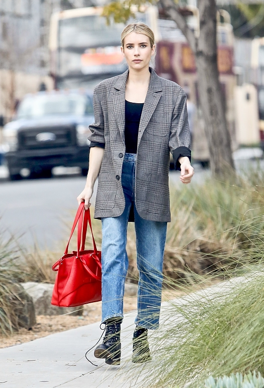 艾玛罗伯茨穿搭 (艾玛罗伯茨白色背带裤)