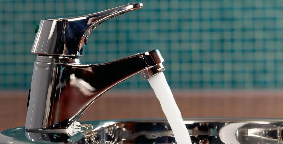 植物水浇多了怎么办该如何挽救,长期给植物浇自来水