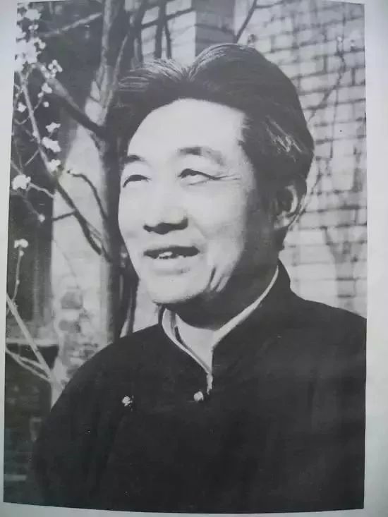 警方：破获特大制贩假冒名家书画作品案，现场触目惊心