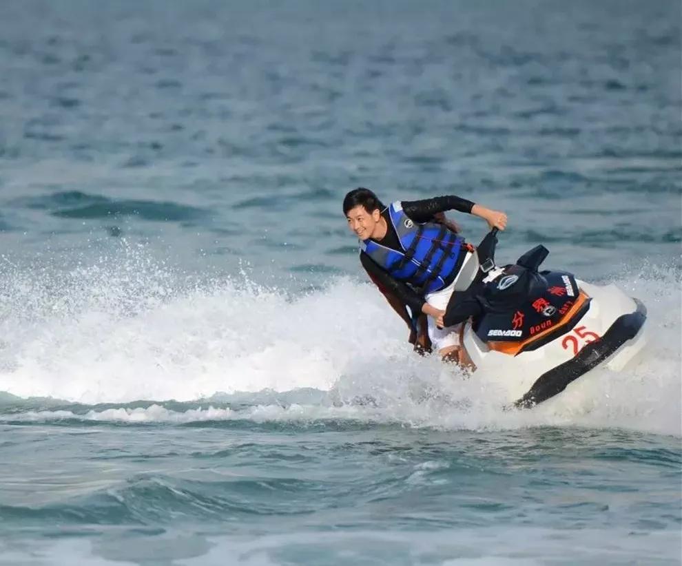 演艺圈里的职业赛车手,他是三个孩子的爸爸的英文怎么说