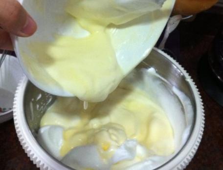 如何用电饭锅做蛋糕简单又好吃,如何用电饭锅做蛋糕更松软好吃