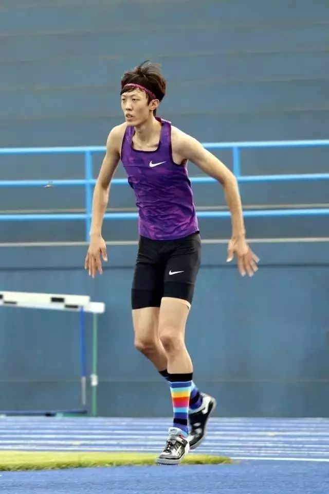 张国伟喝可乐,张国伟膝盖疼怎么办