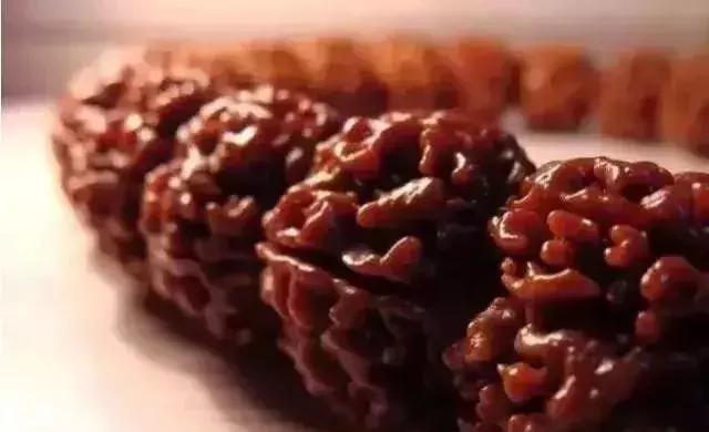 手串有白色小虫子,手串长虫子是什么原理