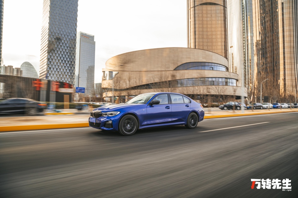 试驾宝马330Li丨即便它变得舒适，也依旧能让人爱上