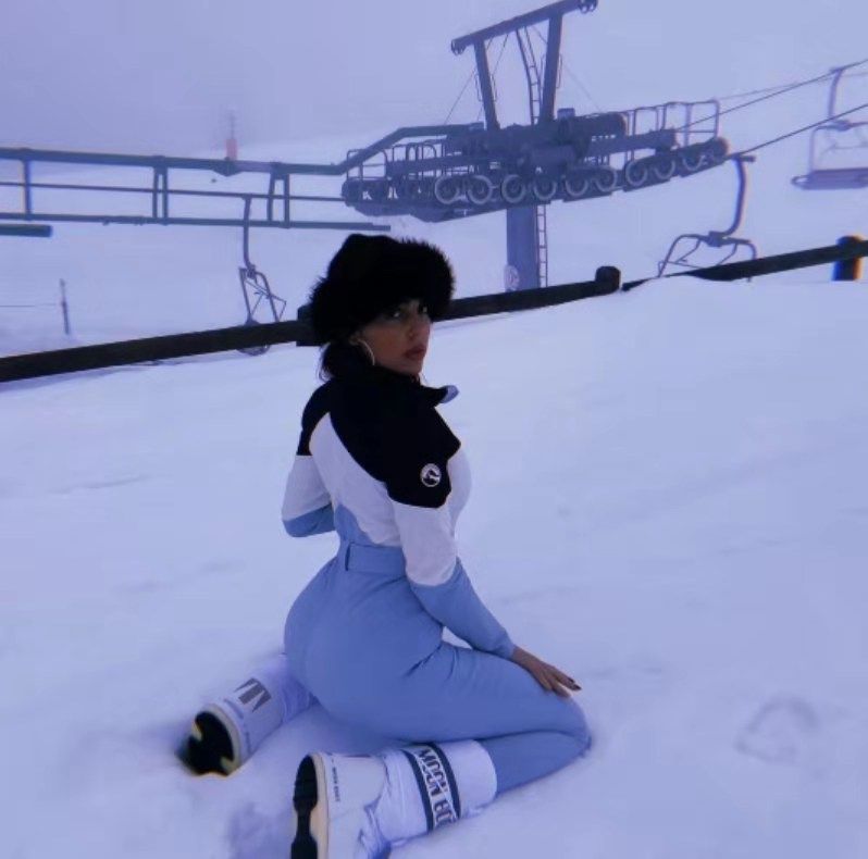 c罗头球热搜第一,c罗和乔治娜情头一左一右穿球衣