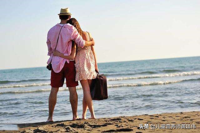 幸福家庭的背后都有默默付出的人,幸福家庭背后的三个孩子