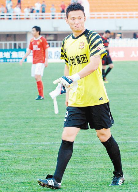 张烈：曾在25岁被封杀退役，两年后复出，一踢就踢到38岁