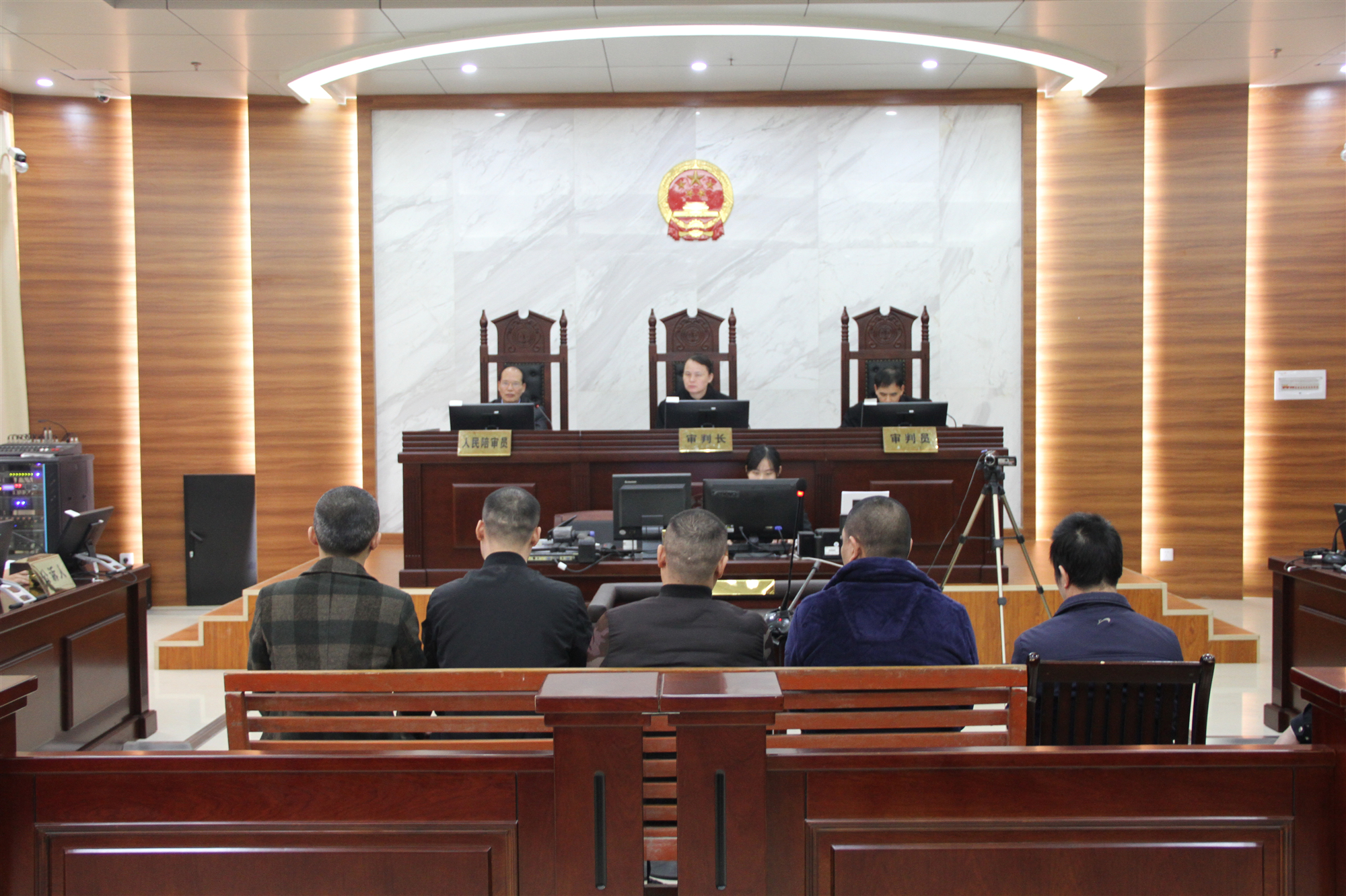 有烟草证倒卖香烟7万判几年,倒卖正规香烟五万以下怎么判刑