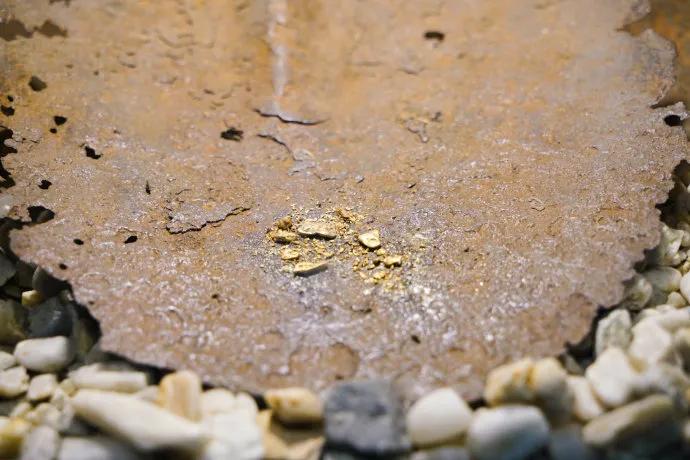 金子刚开采出来什么颜色,金子刚出来的颜色是什么