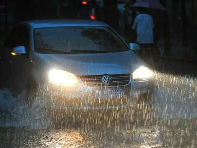 下雨天侧窗玻璃模糊看不清后视镜,怎样使汽车后视镜下雨天不模糊