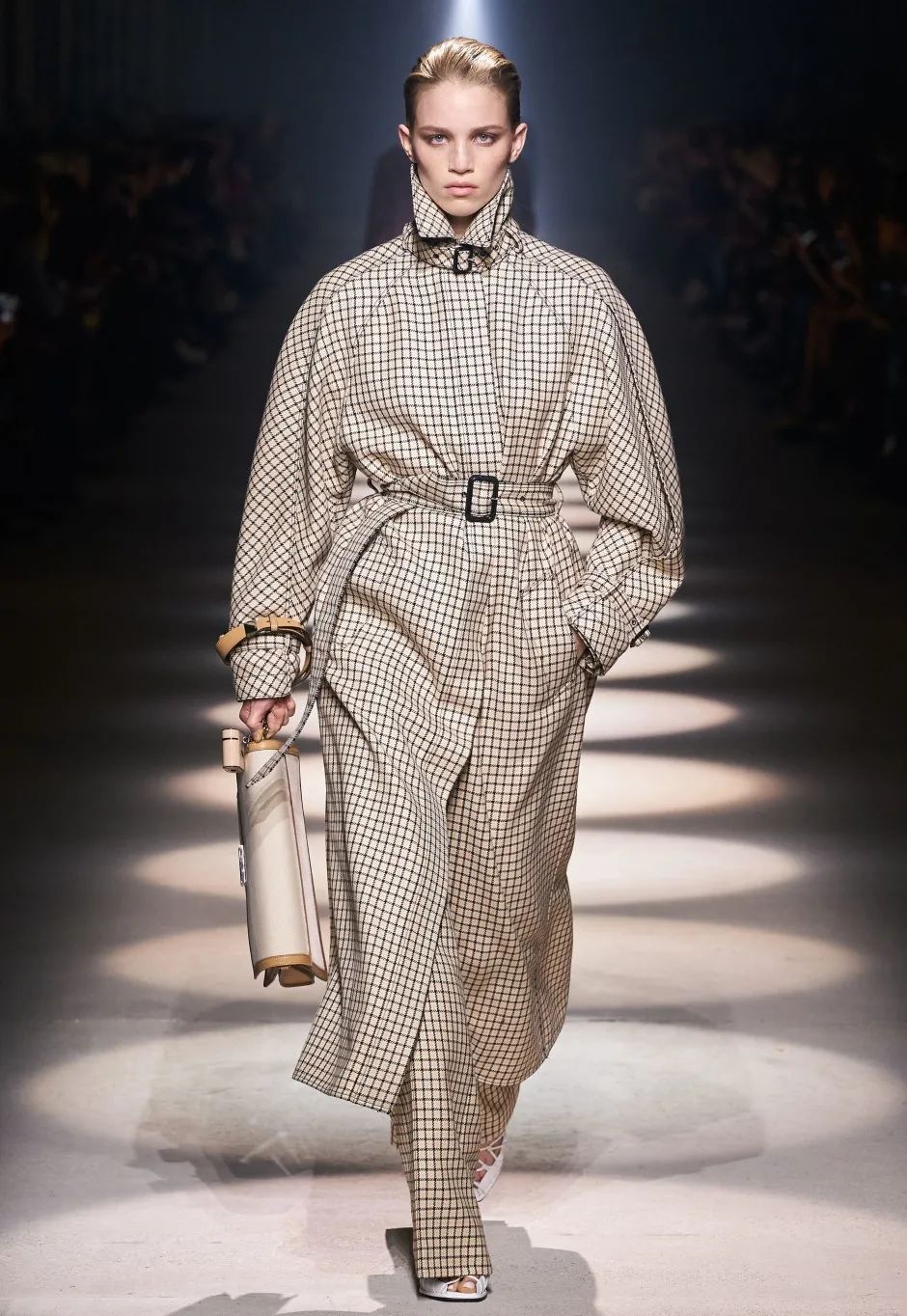 墨绿色格纹大衣怎样搭配好看,短款格纹毛呢大衣的搭配方法