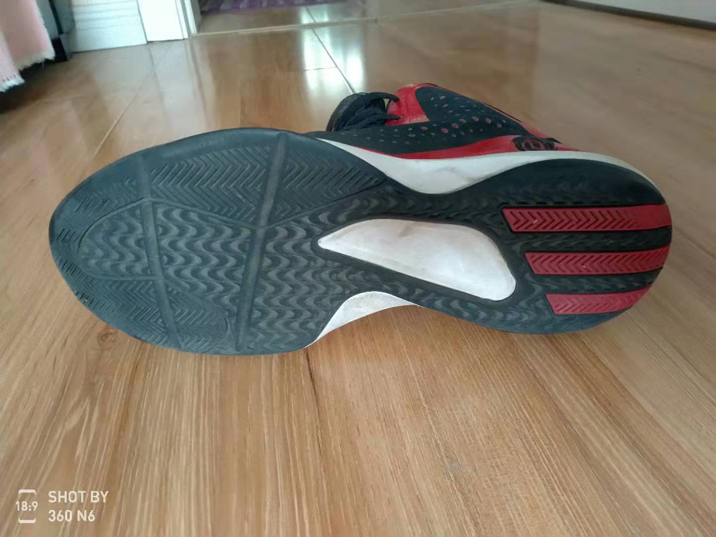 罗斯773篮球鞋真假对比,罗斯773和罗斯11哪个更好