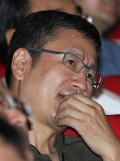 悲凉白岩松：8岁丧父，被自杀被骂拒天价死守央视，也有难言之隐