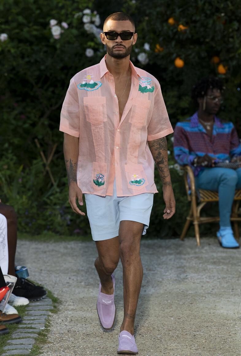 粉色和什么颜色搭配好看男,粉色搭配什么颜色好看男生