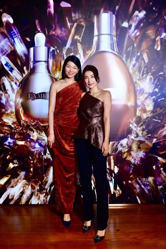 郭晶晶秀禾服,郭晶晶蓝色西装