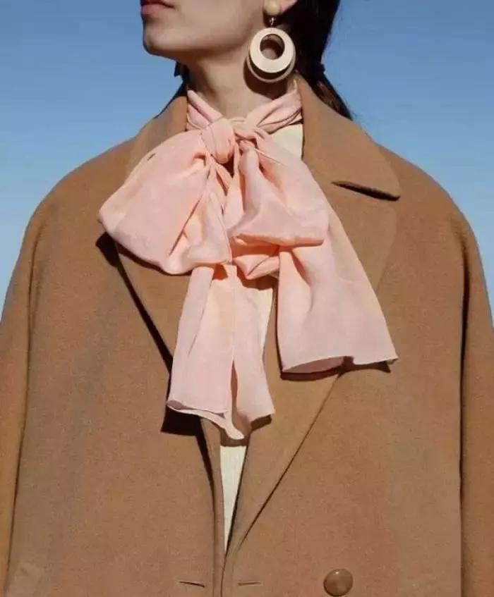 穿搭十秒学会丝巾的时髦系法,丝巾比较英伦法式的系法