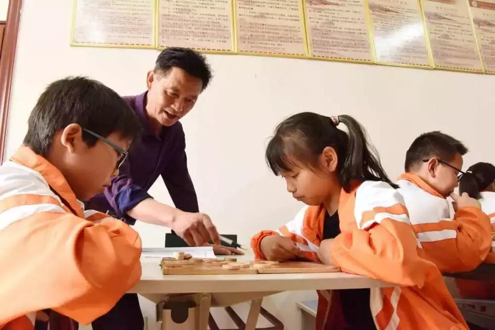 东联小学:“春雨乐园润物无声”