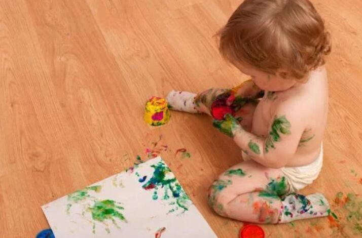 孩子在墙上涂鸦家长如何做,孩子喜欢在墙上涂鸦是怎么回事