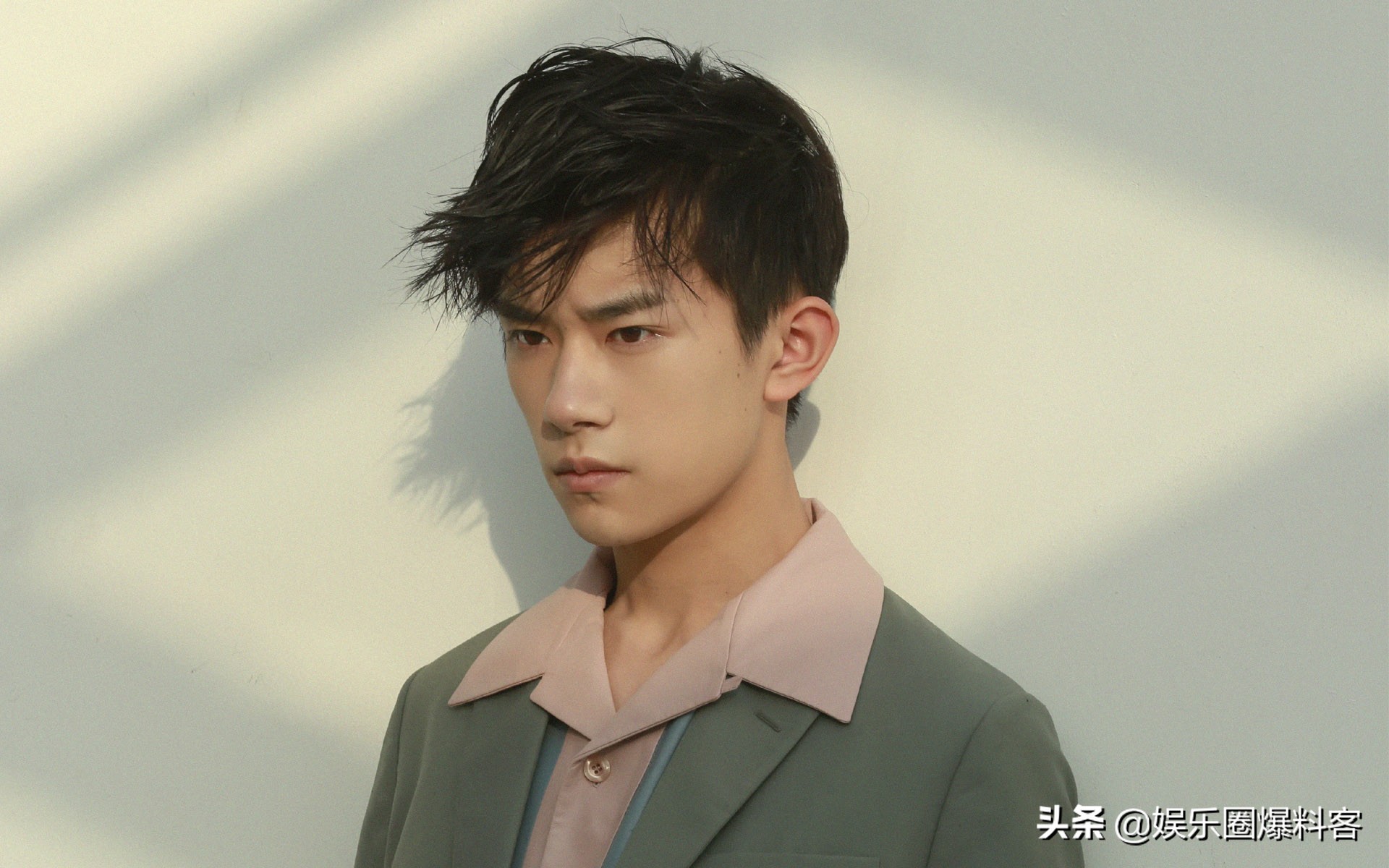 小八卦：易烊千玺越发成熟？彭昱畅表演系蹭课？白敬亭喜欢鞋子？