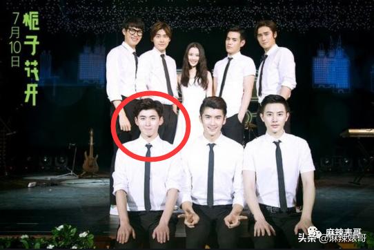 和小鲜肉牵手摸脸，又让人想到他7年前的瓜…